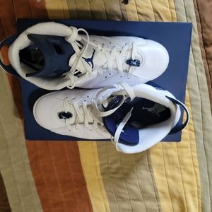 Jordan 6 Midnight Navy Sneakers